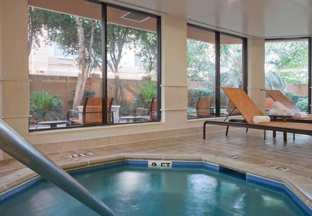 Courtyard Beaumont Hotel Bagian luar foto